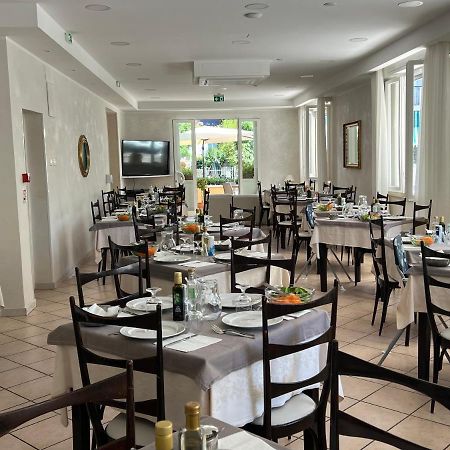 ריצ'יונה Hotel Monti מראה חיצוני תמונה