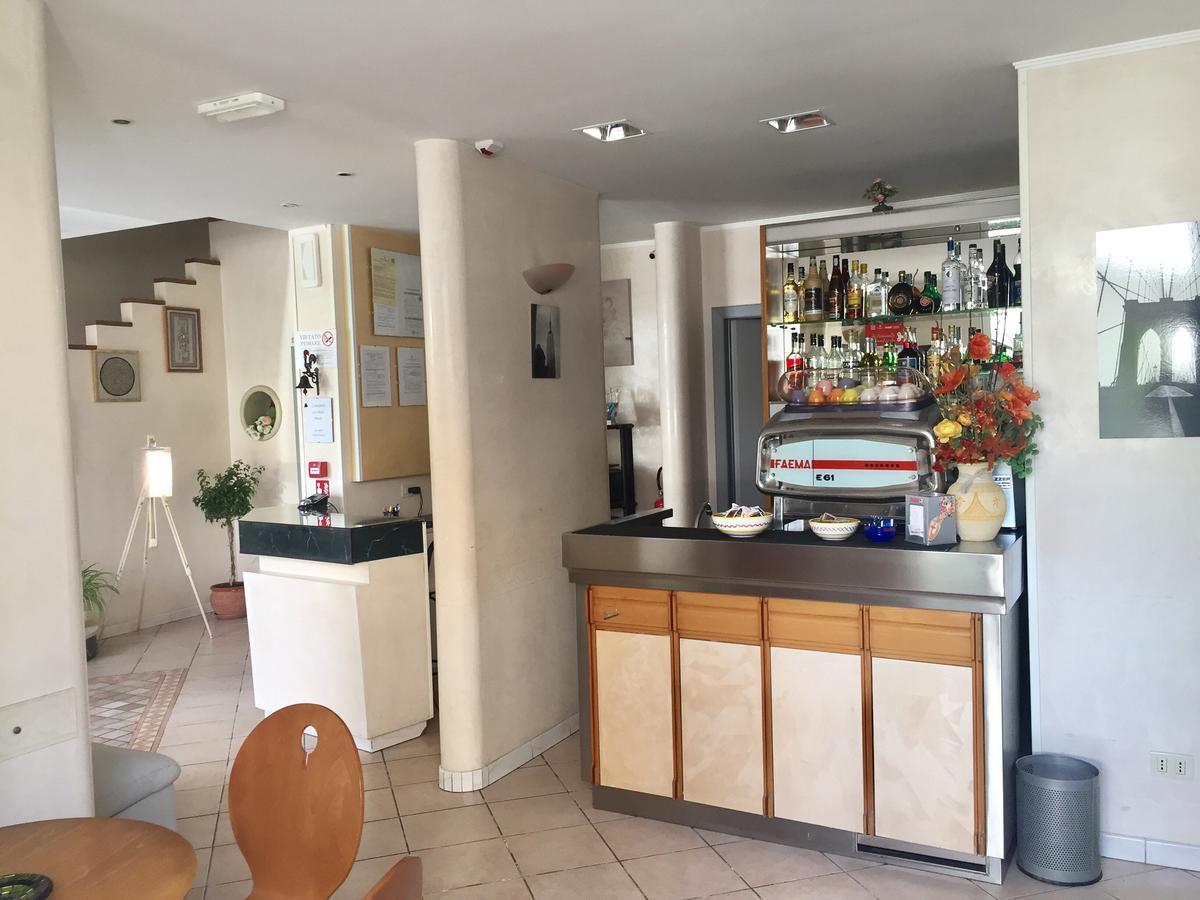 ריצ'יונה Hotel Monti מראה חיצוני תמונה