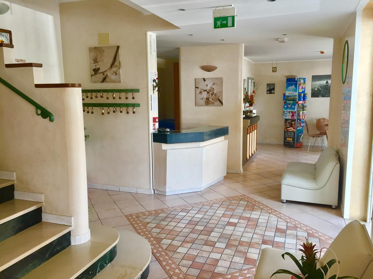 ריצ'יונה Hotel Monti מראה חיצוני תמונה