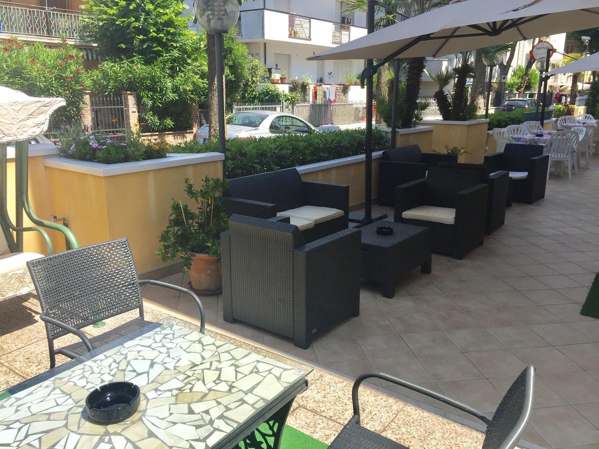 ריצ'יונה Hotel Monti מראה חיצוני תמונה