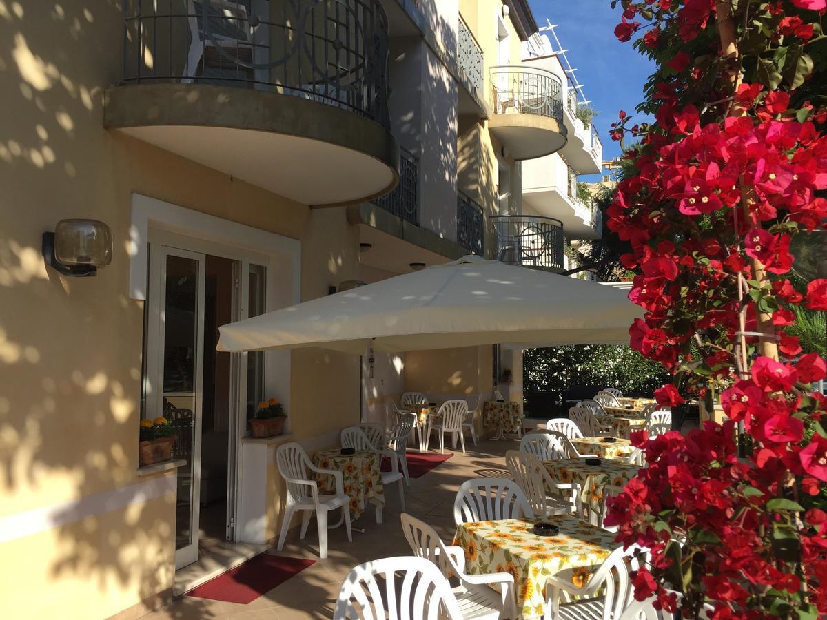 ריצ'יונה Hotel Monti מראה חיצוני תמונה
