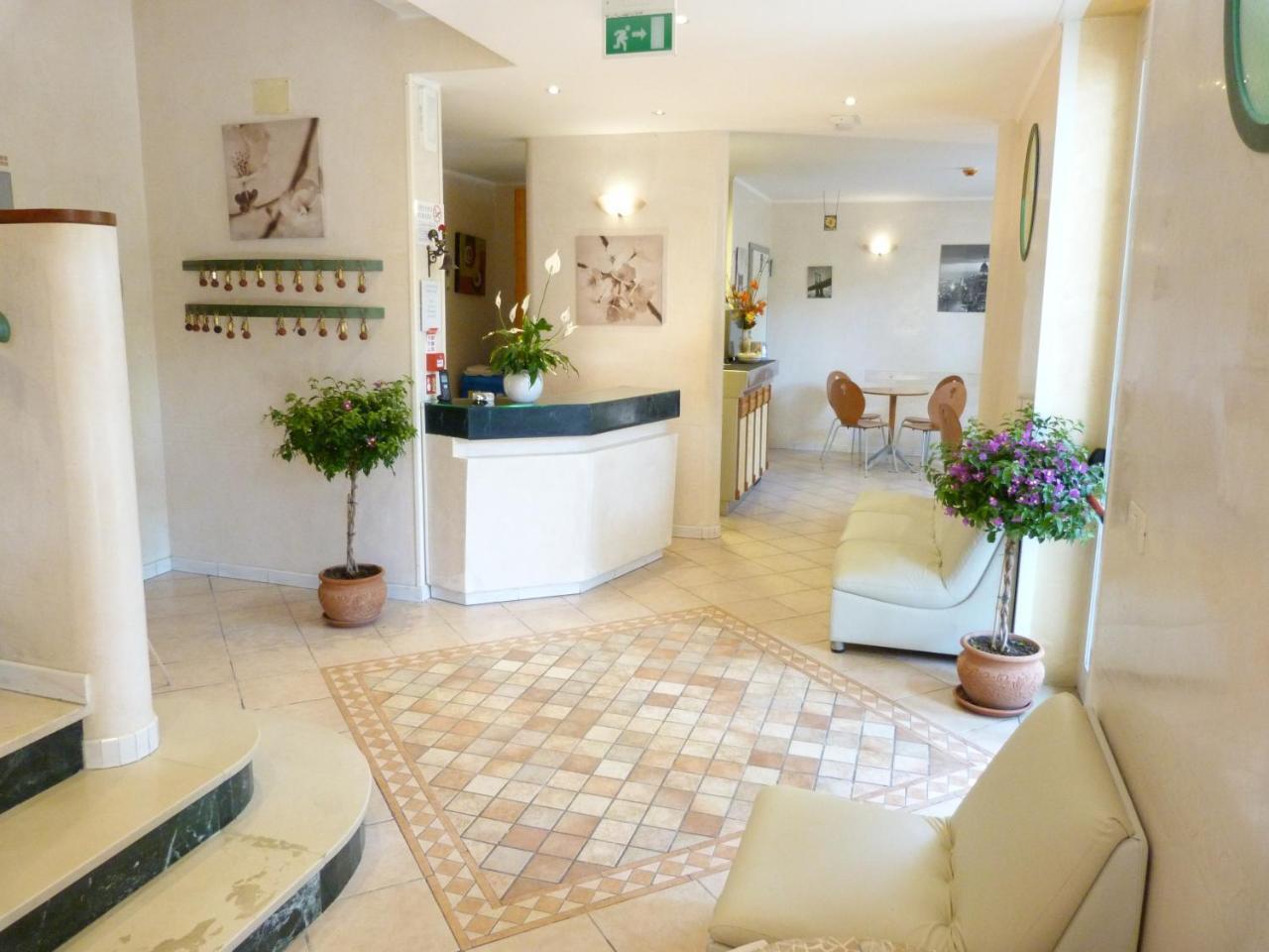 ריצ'יונה Hotel Monti מראה חיצוני תמונה